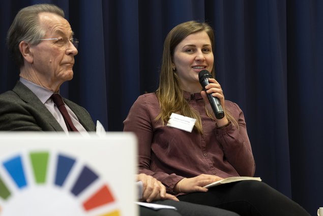 Müntefering und junge Frau auf dem Podium