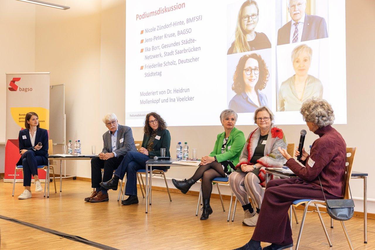 ©BAGSO_Seng Six people are sitting on chairs on a stage and discussing. From left to right: Ina Voelcker, Jens-Peter Kruse, Friederike Scholz, Ilka Borr, Nicole Zündorf-Hinte and Dr Heidrun Mollenkopf. Klick öffnet eine vergrößerte Ansicht.