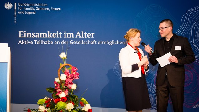 Fachtagung Bundesministerin Franziska Giffey im Gespräch auf der Bühne
