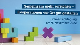 Bunte Holzklötze in verschiedenen Formen: Aufgeschichtet und einzeln. Schriftzug: Gemeinsam mehr erreichen - Kooperationen vor Ort gut gestalten. Online-Fachtagung am 9. November 2022