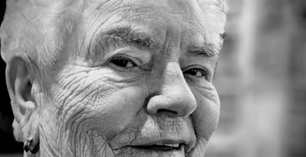 Portrait  einer alten Dame.  Das Gesicht gezeichnet von Falten und dennoch voller Leben