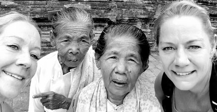 Älteres asiatisches Paar, eingerahmt von zwei jüngeren europäischen Frauen