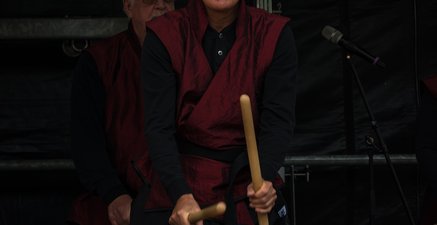 Mann spielt auf Taikotrommel