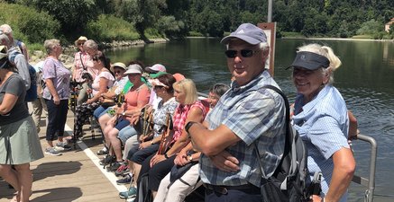 Wandergruppe auf einer Donau-Fähre