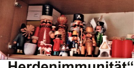 Ansammlung von Räuchermännchen, dicht gedrängt