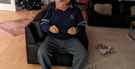 Opa mit einem Virtual Reality-Headset