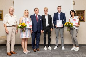 Gewinner des GERAS-Preis 2023: Drei Frauen und drei Männer. Drei halten ein Zertifikat in die Kamera und haben einen Blumenstrauß in der anderen Hand.