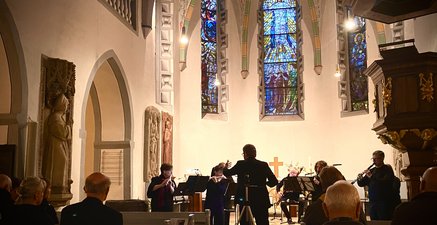 Kammermusikkonzert in der Stiftskirche Diez, in den Bänken viele ältere Menschen
