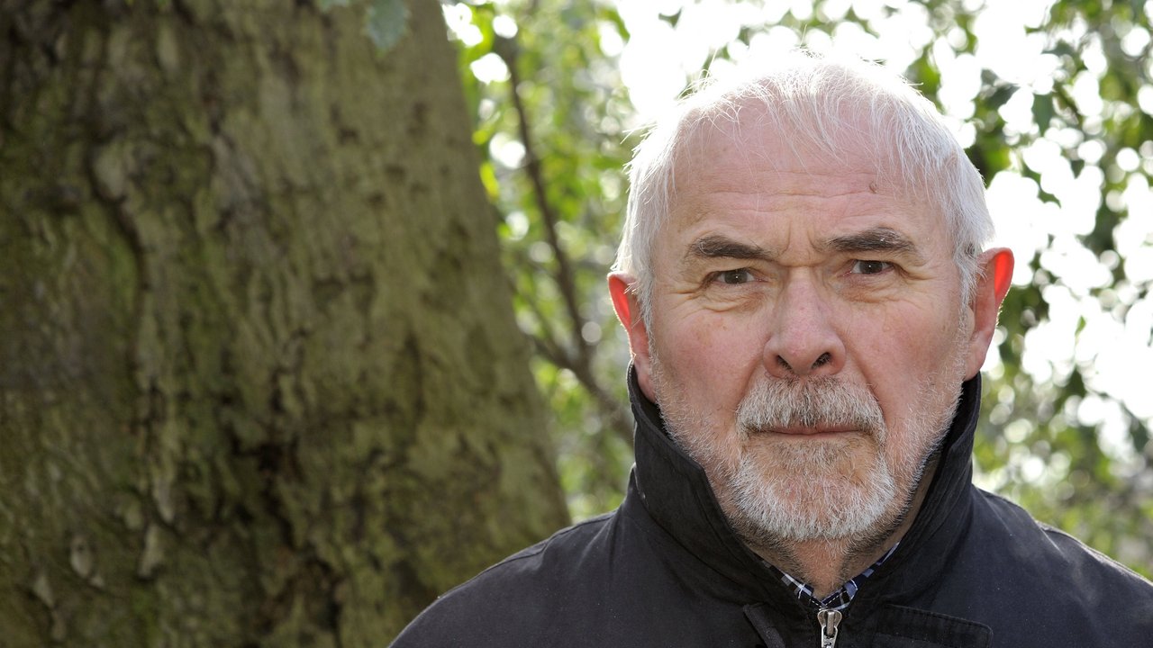 © GordonGrand_adobestock.com Alter Mann vor einem Baum