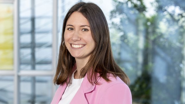 Portrait Hanna Lena Hohmann: Junge Frau mit schulterlangen Haaren. sie trägt einen rosafarbenen Blazer.