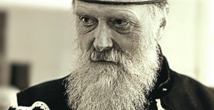 Brustporträt eines Bergarbeiters, mit längerem Bart, in traditioneller Bermannskluft