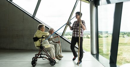 Museum Schwiegertochter zeigt Seniorenpaar Speere im Museum