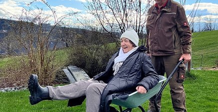 Oma im Schubkarren, Opa schiebt, beide haben ihren Spaß 