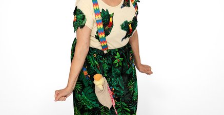 Frau als Clown verkleidet lacht in die Kamera