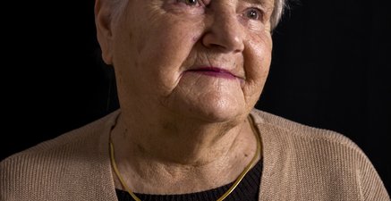 Porträt einer älteren Frau mit Kurzhaarfrisur