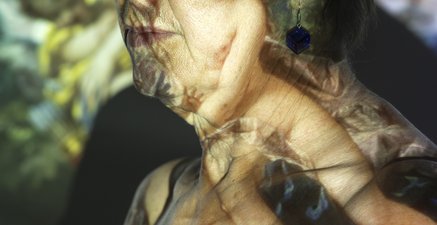 Ein Gemälde des Rokkoko Künstlers Boucher ist auf den Oberkörper einer 70.järigen Frau projeziert.