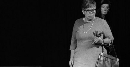 Szenenfoto aus der Theateraufführung. Die Mathematikerin und die Malerin im Gespräch