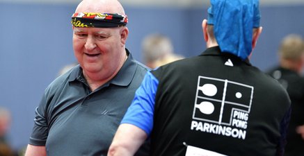 Parkinsonkranker Comedian Markus Maria Profitlich beim Tischtennis