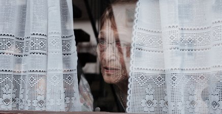 Alte Dame schau aus dem Fenster