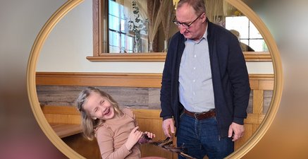 Opa bringt das Enkelkind zum Lachen