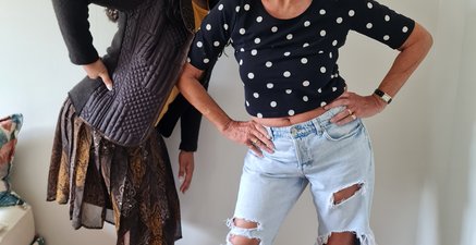 Oma & Enkelin haben die Kleidung getauscht, die Oma trägt Cap, bauchfrei & zerlöcherte Jeans.