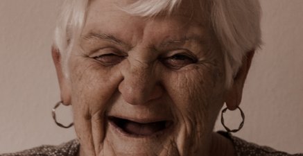 Ältere Frau lacht herzlich