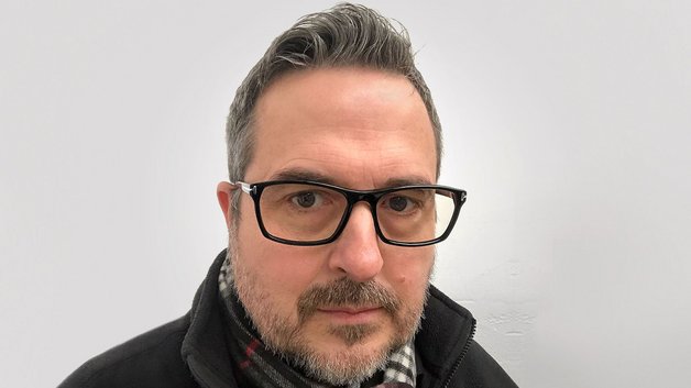 Portrait des Jurymitglieds Karsten Thormaehlen: Mann mittleren Alters mit Vollbart und Brille.