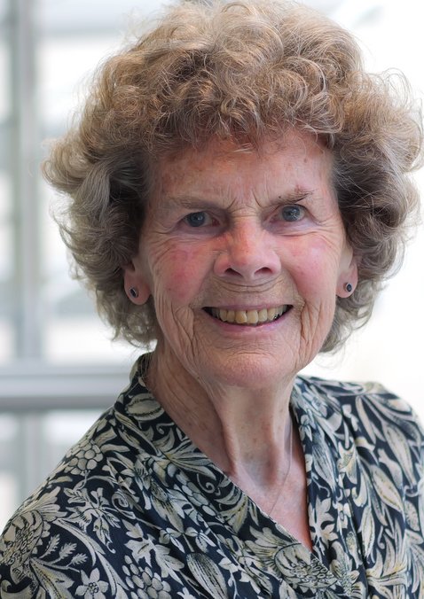 Dr. Heidrun Mollenkopf: Alte Frau mit kurzen braunen, gelockten Haaren. Sie trägt ein schwarz-weiß gemusterte Bluse.