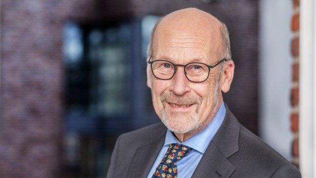 Portrait Jurymitglied Wolfgang Rau: Älterer Herr mit Anzug und Brille