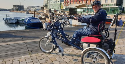 Ausfahrt mit meinem an Parkinson erkranktem Freund Jochen Das Bild zeigt einen an Parkinson erkrankten 81 Jahre alten Mann, der auf einem dreirädrigen Fahrrad sitzt.