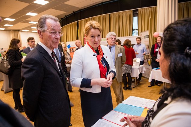 Fachtagung Bundesministerin Franziska Giffey und BAGSO-Vorsitzender Franz Müntefering auf dem Markt der Möglichkeiten