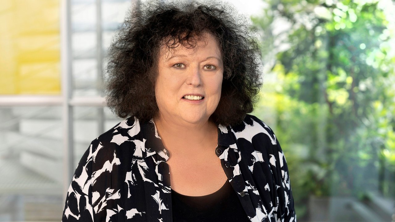 ©BAGSO_Sachs Portrait Dr. Regina Gören. Frau mit dunklem Haar und schwarz gemusterter Bluse.