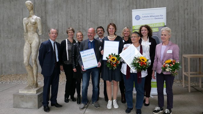 Auf dem Foto stehen die Preisträger, zusammen mit Franz Müntefering, Steffi Adler und Rahel Müller-Naveau