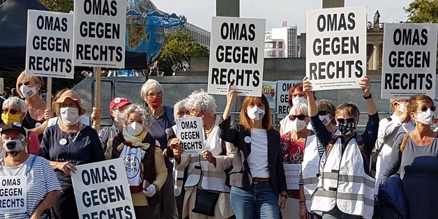 Eine Gruppe älterer Frauen halten Schilder in die Höhe mit der Aufschrift "Omas gegen Rechts"