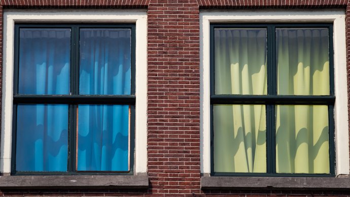 Zwei Fenster mit geschlossenem Vorhang nebeneinander