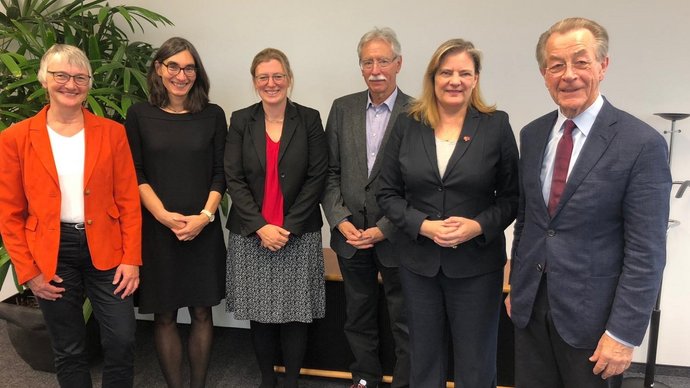 Gruppenfoto mit Gesprächsdelegationen des BMG und der BAGSO mit Staatssekretärin Sabine Weiss und Franz Müntefering