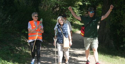 Gemischtaltrige Gruppe beim Wandern im Wald