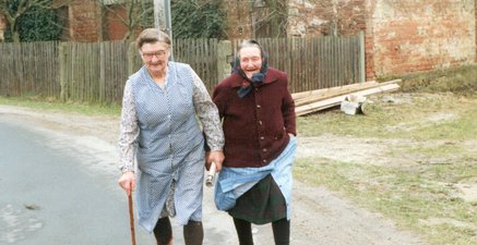 Zwei ältere Frauen beim gemeinsamen Spaziergang
