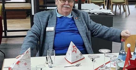 Im Restaurant Ich sitze und warte auf das Essen
