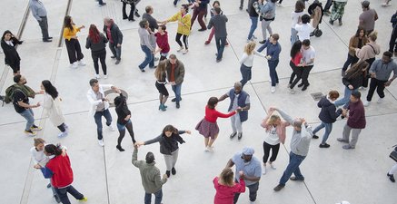 Diverse Gruppe an Menschen auf einer Fläche beim Salsa tanzen. Junge und alte Menschen