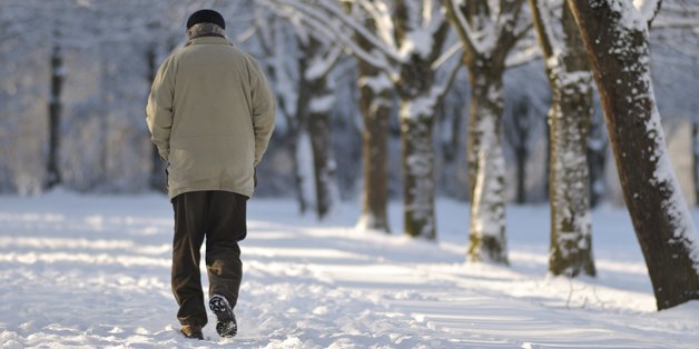 Titelbild des Ratgebers Mann spaziert allein im Schnee