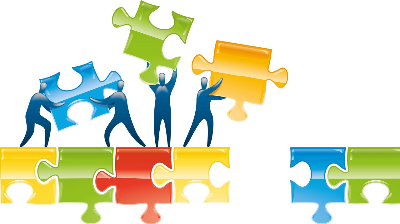© danleap_istockphoto.com Figuren stehen auf Puzzleteilen und reichen sich andere Puzzleteile an.