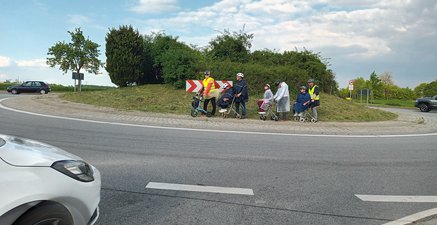 Seniorengruppe mit Rollatoren an einem Kreisverkehr