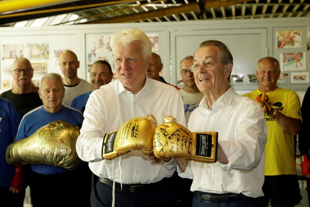 The Mayor of Dortmund, Ullrich Sierau, and the chairman of BAGSO, Franz Müntefering, wearing boxing gloves.
