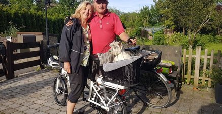 Älteres Ehepaar mit Fahrrad und Hund