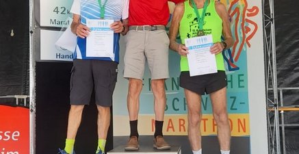Die 3 schnellsten 80-jährigen Bayerns bei der Siegerehrung in Ebermannstadt im September 2022.