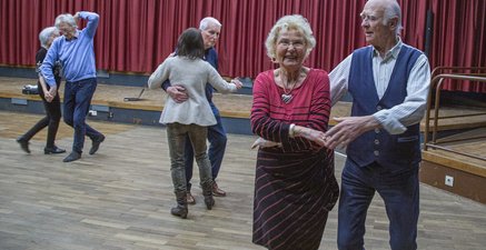 Drei ältere Paare tanzen
