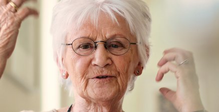 Das Portrait zeigt die agile Maria (82 Jahre jung), die voller Elan und gestenreich aus ihrem Leben erzählt.