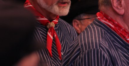 Älterer Sänger im Shantychor mit Seemannshemd, Halstuch und Seemannsmütze