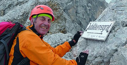 Älterer Mann in Kletterausrüstung am Jubiläumsgrat zwischen Zugspitze und Alpspitze
